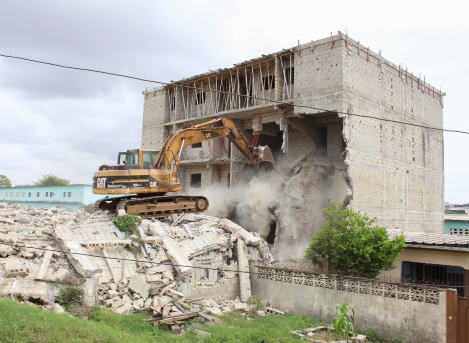 Côte d'Ivoire : Yopougon, destruction d'un immeuble R+3 sans permis de construire et présentant des risques d'effondrement
