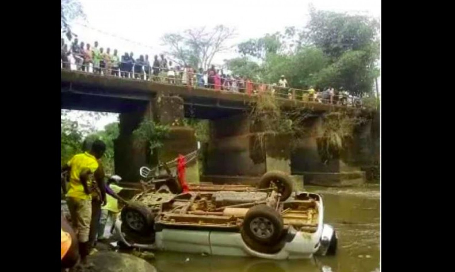 Côte d'Ivoire : Taï, un véhicule commis pour le transport d'un couple nouvellement marié fait une sortie de route et plonge dans la rivière N'zê