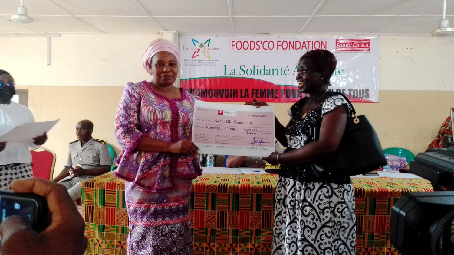Côte d'Ivoire : Pour l'autonomisation des femmes et jeunes de Béoumi, Foods'co Fondation fait d'importants dons à la population