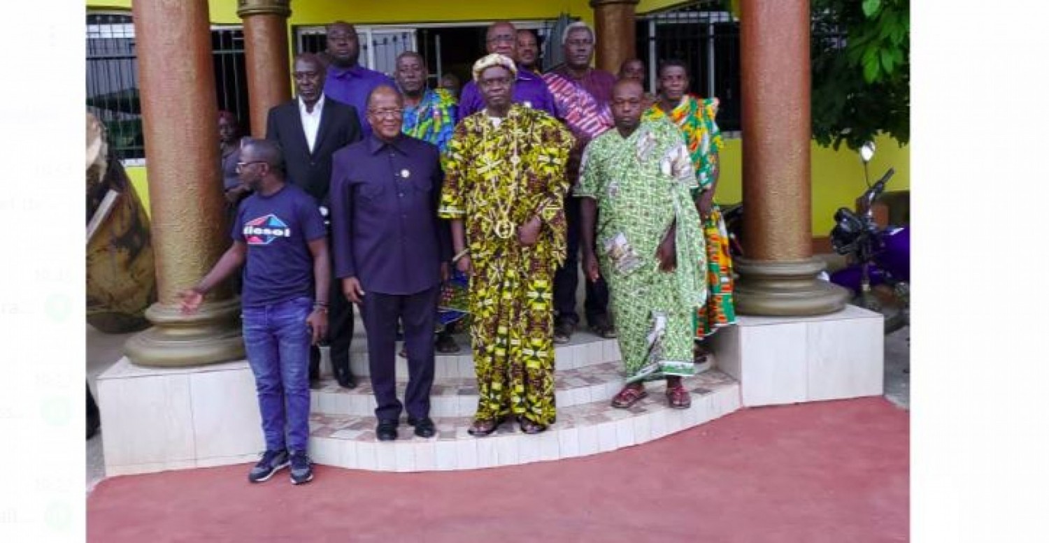 Côte d'Ivoire : A la cour royale de Bonoua, Georges-Armand Ouégnin porteur d'un message de Gbagbo au Roi des Abouré Ehivé