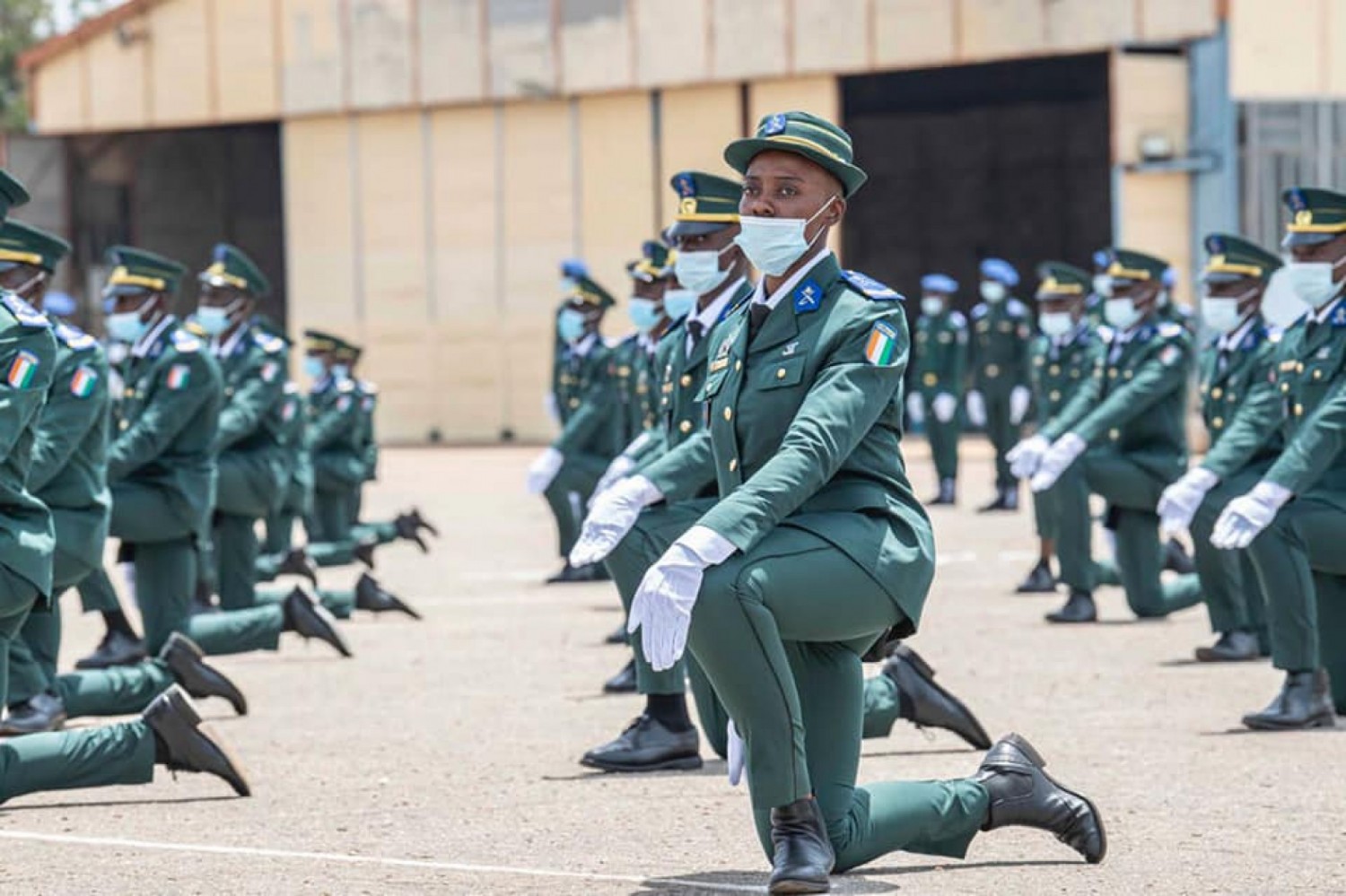 Côte d'Ivoire : Bouaké, 116 sous-officiers militaires dont 17 filles et 99 garçons présentés au  drapeau