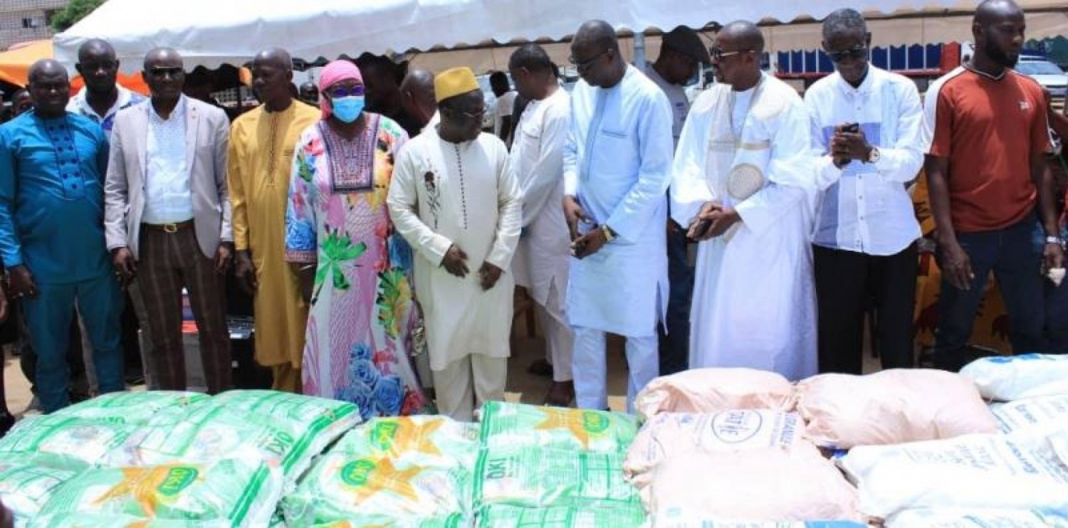 Côte d'Ivoire :  Abobo, la mairie fait don au nom du chef de l'Etat, 43 tonnes de sucre et 15 tonnes de riz à la communauté musulmane, aux transports et aux commerçants de la commune