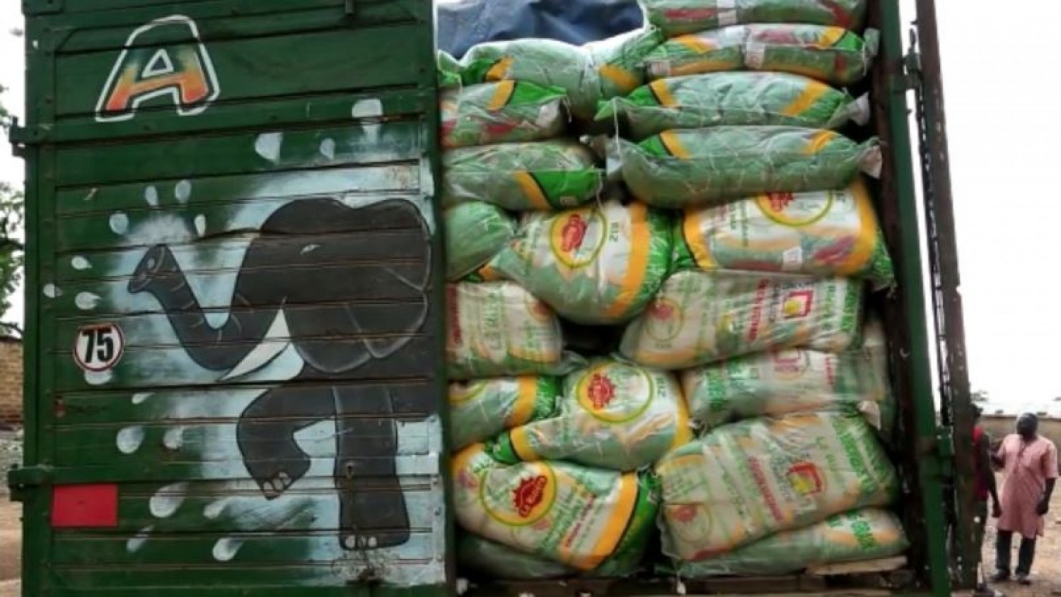 Côte d'Ivoire :  Tougbô, au nom du Chef de l'Etat ivoirien, Nialé Kaba fait don de 20 tonnes de riz aux populations et aux réfugiés burkinabés