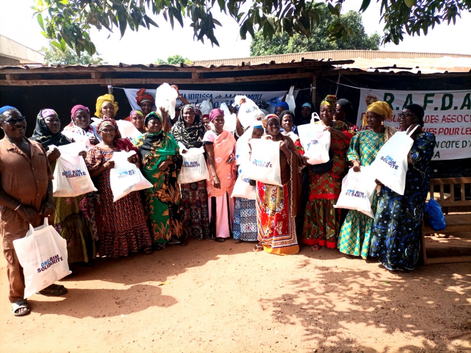Côte d'Ivoire : Daloa, l'ONG « BIM » Solidarité offre des kits à plusieurs femmes