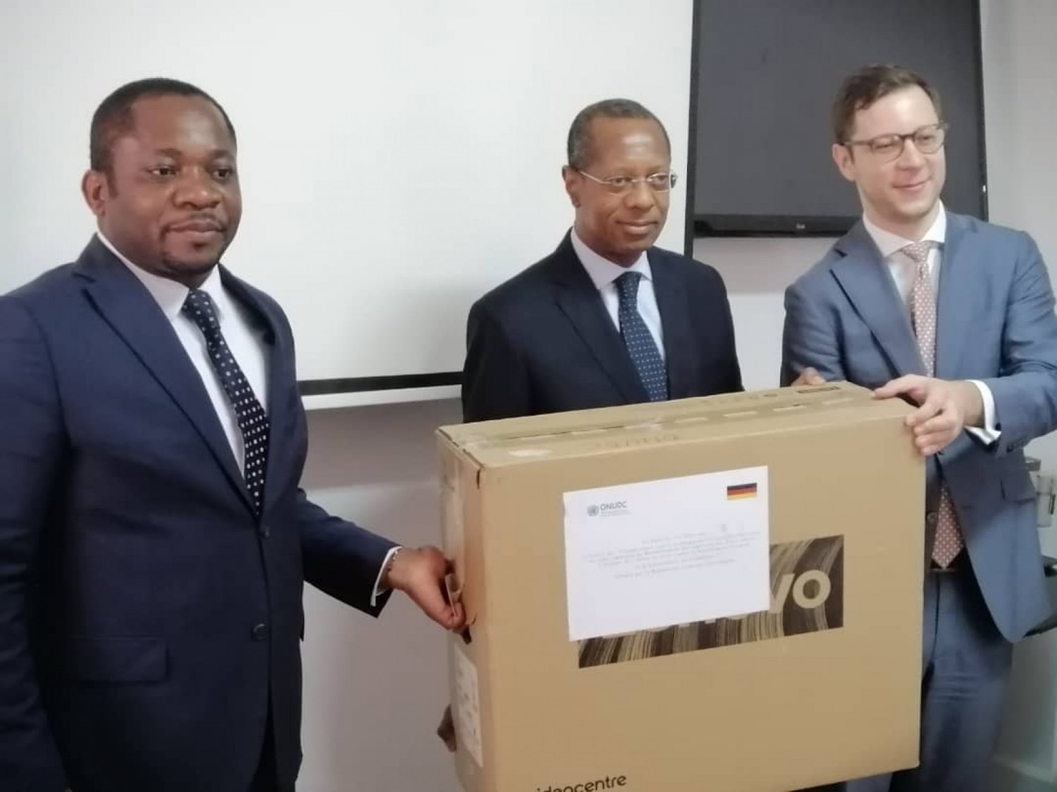 Côte d'Ivoire :    Lutte contre le blanchiment de capitaux et le financement du terrorisme, l'ONUDC dote le CENTIF de matériel informatique d'un coût de 25 millions de FCFA financé par l'Allemagne