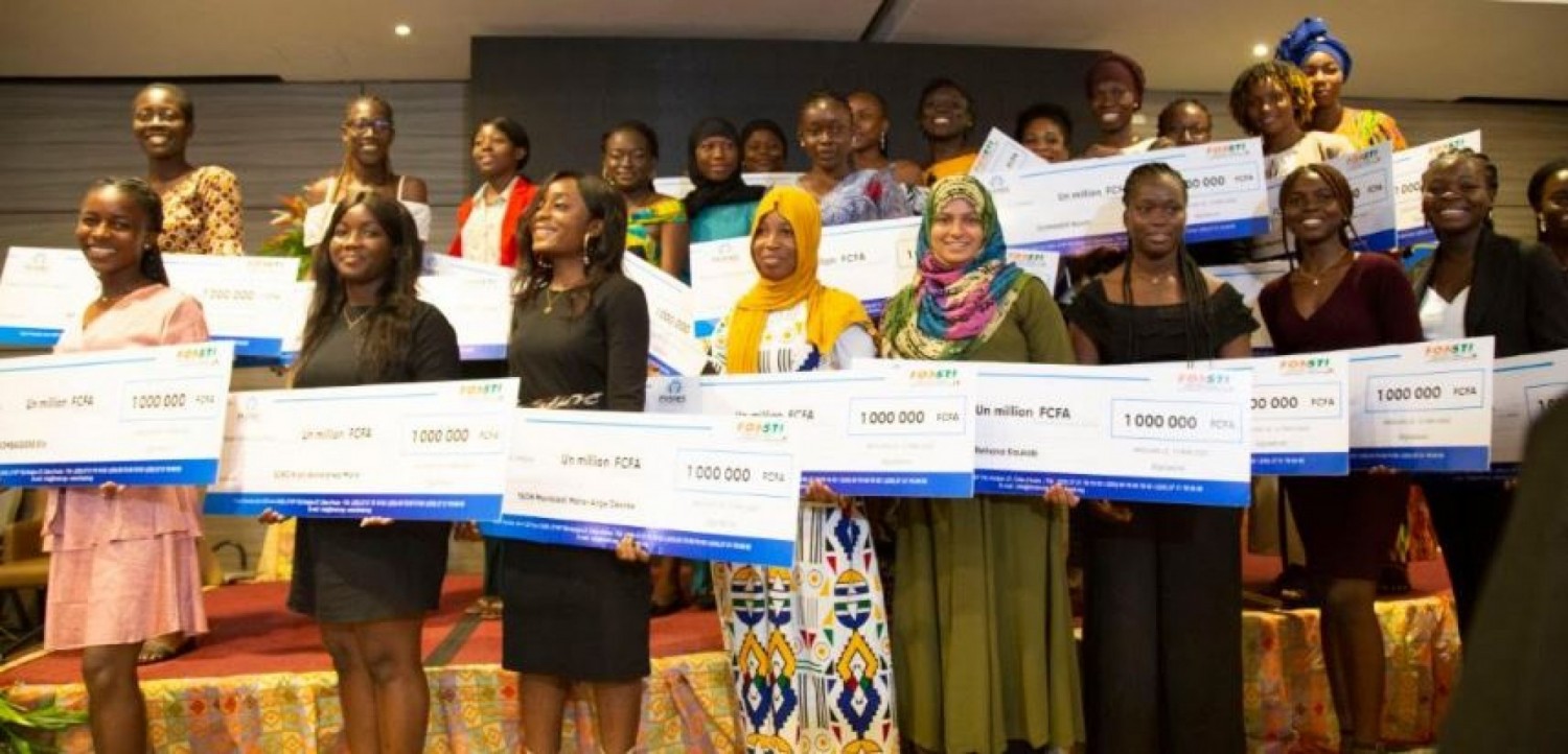 Côte d'Ivoire :    Encourager les vocations scientifiques chez les jeunes filles, 23 étudiantes lauréates du prix STEM des Universités publiques ont reçu chacune un million plus un ordinateur portable