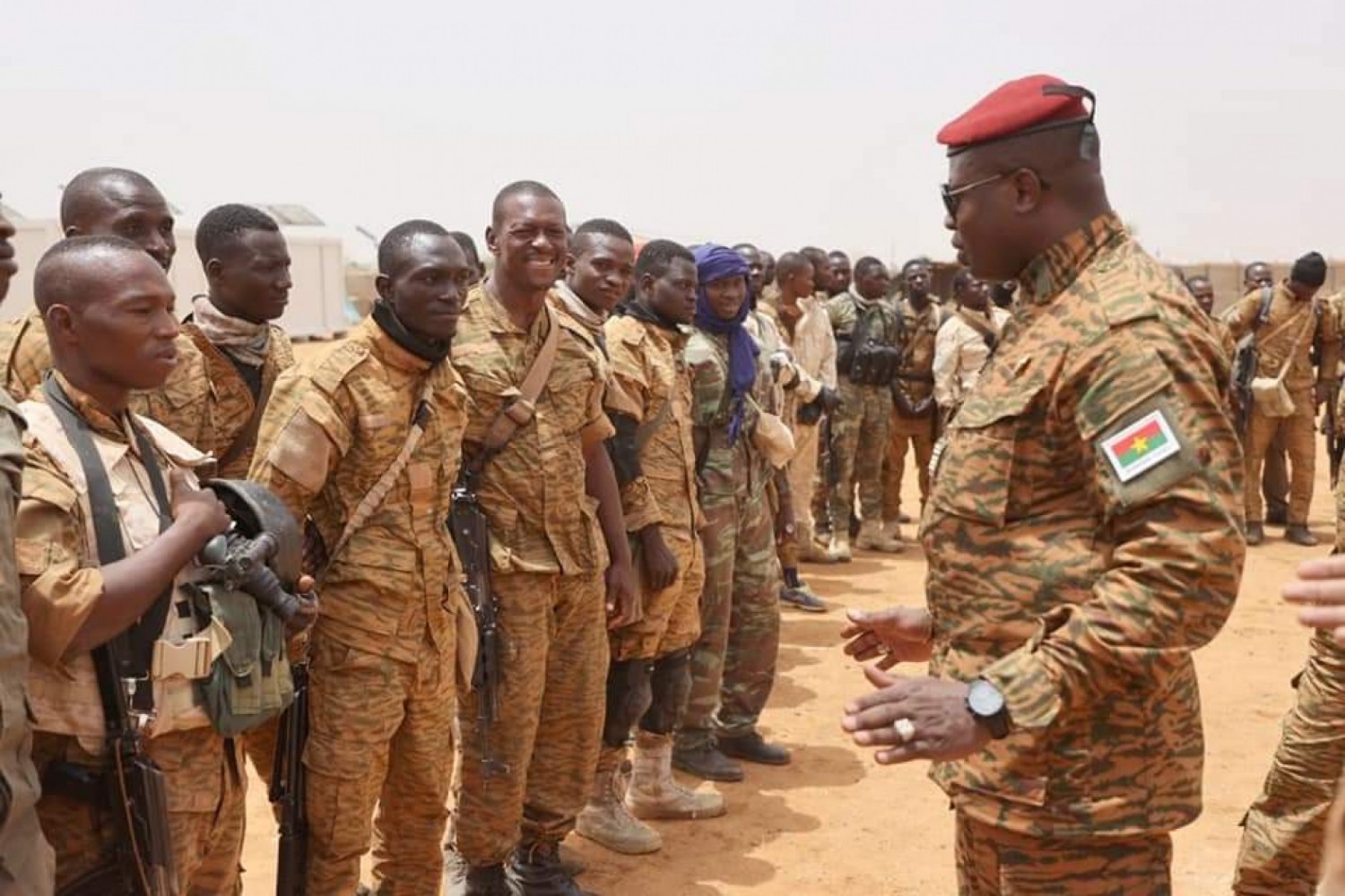 Burkina Faso : Le colonel Damiba décore le personnel de la Croix du combattant après la riposte à l'attaque du détachement de Bourzanga