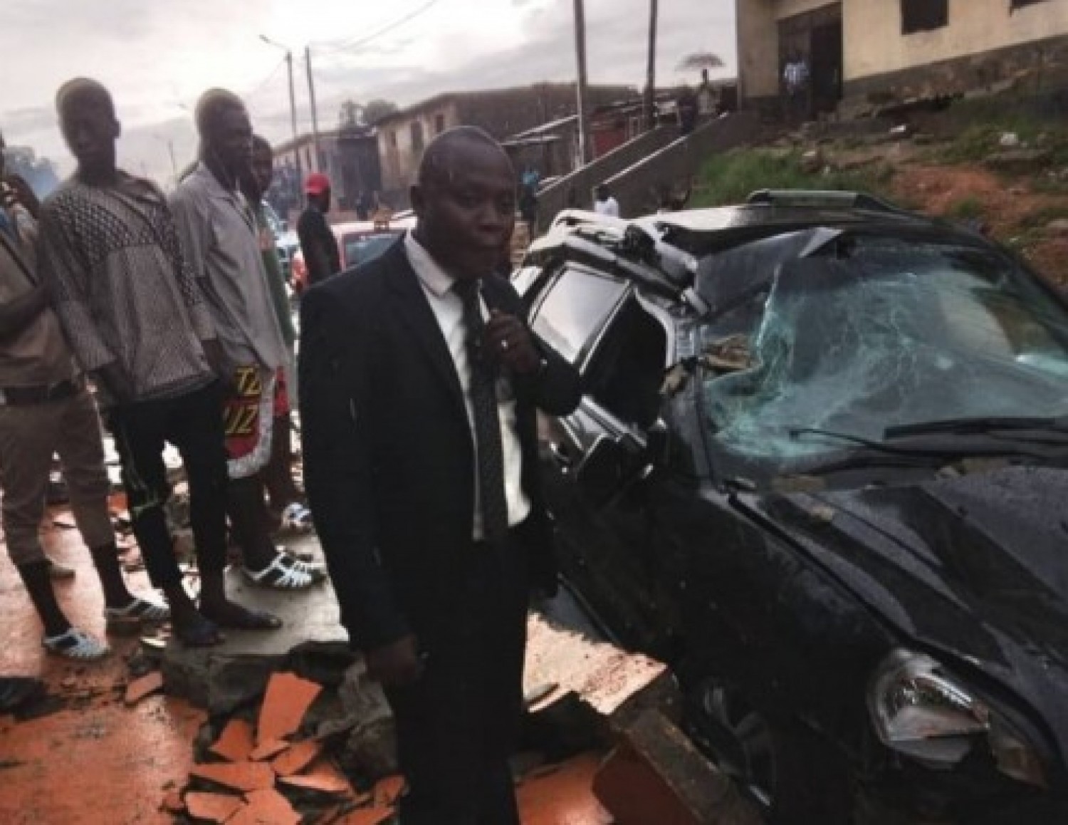 Côte d'Ivoire : Pluies diluviennes, la clôture de l'Agence Emploi Jeune d'Abobo cède,  plusieurs véhicules endommagés