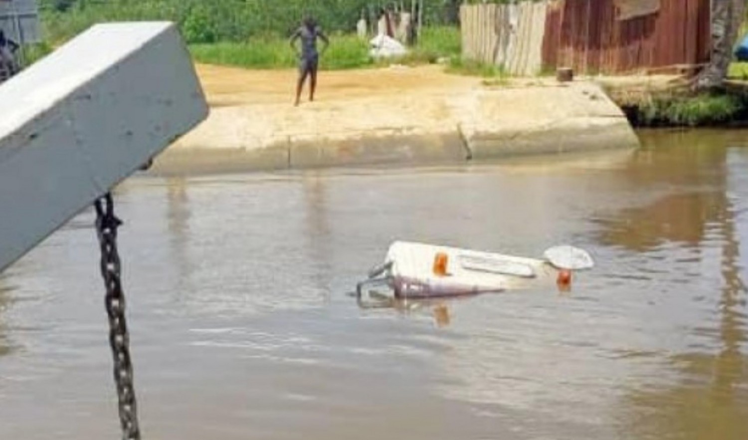 Côte d'Ivoire : Bac d'Eloka (Grand-Bassam), un camion bascule dans l'eau, réaction de l'Ageroute