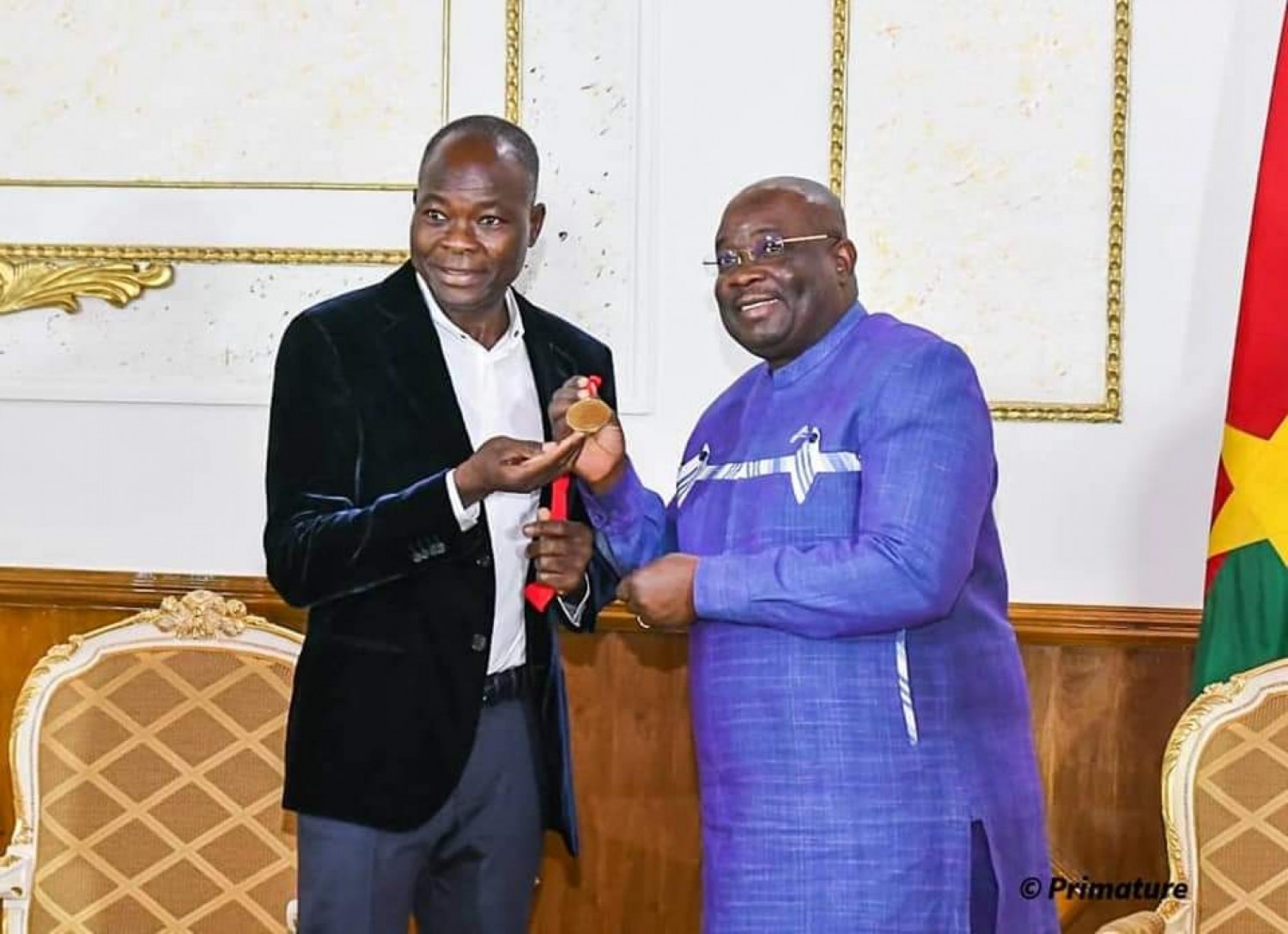 Burkina : Accueilli en triomphe, l'architecte Kéré, lauréat du prix Pritzker 2022 présente sa médaille