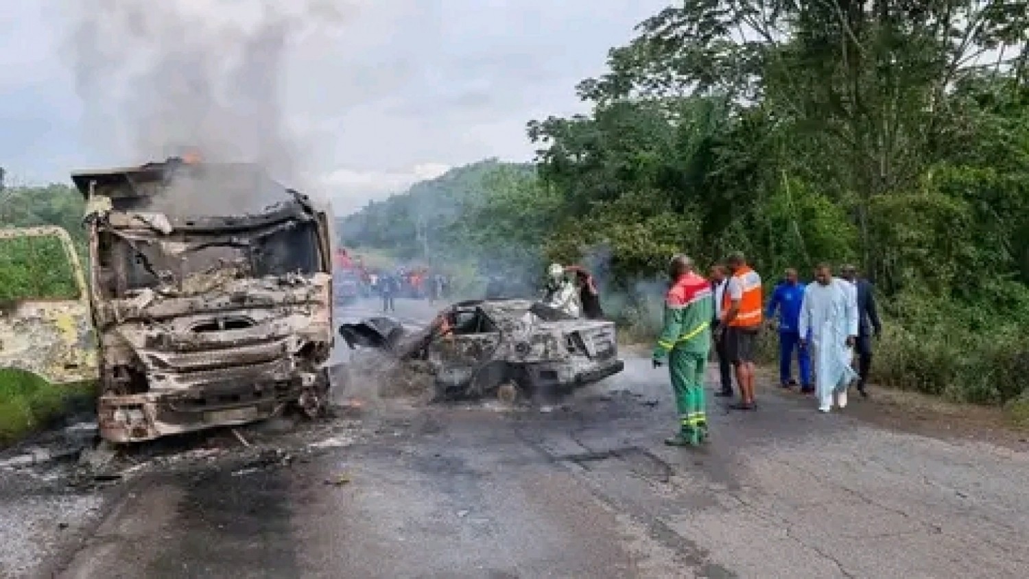 Cameroun : 5 morts dans une voiture en feu après avoir percuté un camion