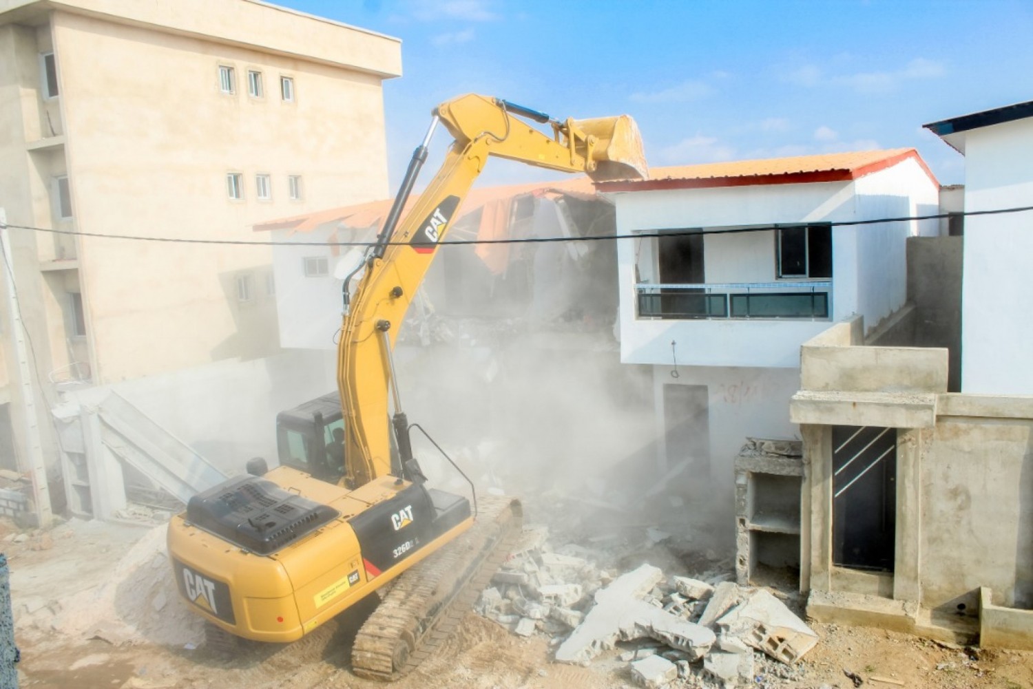 Côte d'Ivoire : Bingerville, 02 villas Duplex au stade de finition érigées sans permis de construire détruites, après plusieurs avertissements