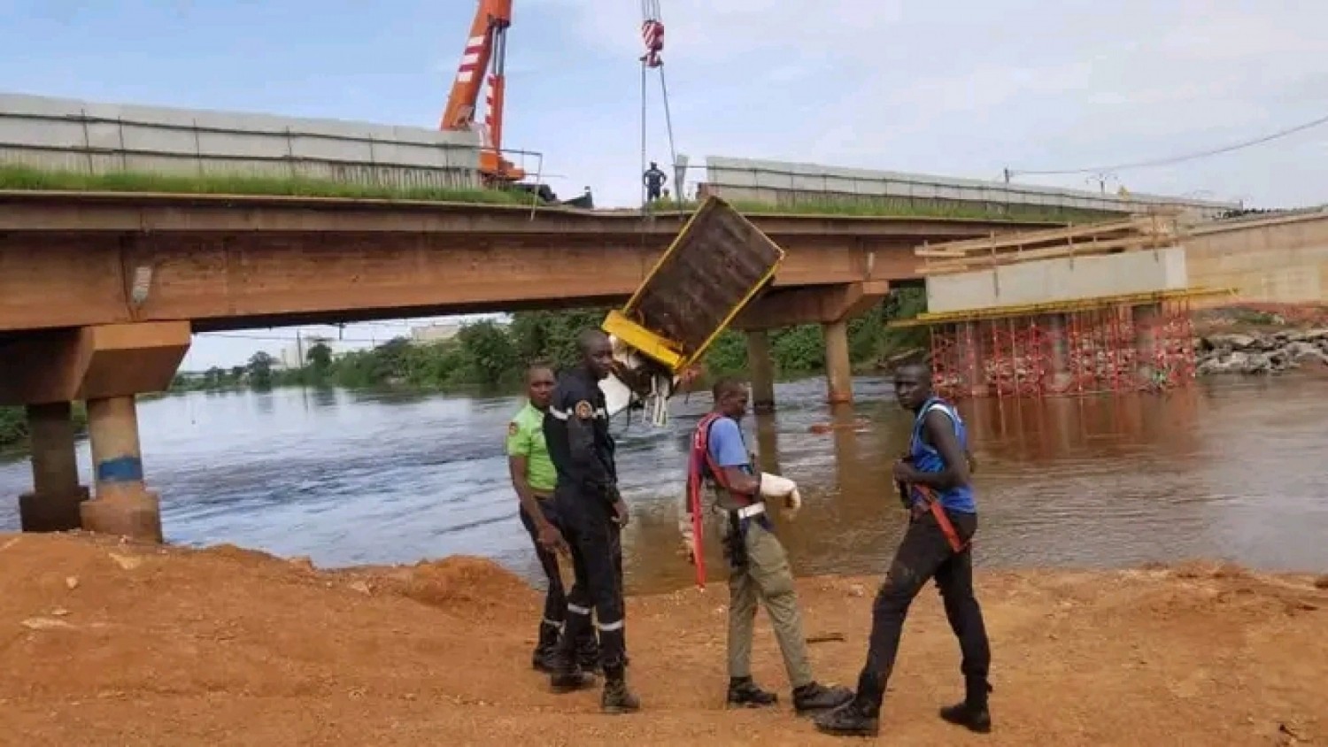 Côte d'Ivoire : San-Pédro, tentant d'éviter un troupeau de boeufs, un camion plonge dans le fleuve, deux morts