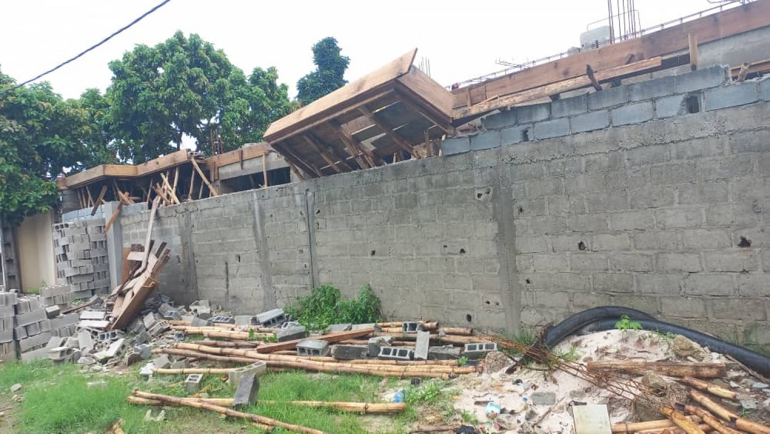 Côte d'Ivoire : Cocody-Abatta, contrairement aux infos relayées, pas d'effondrement d'un bâtiment, mais plutôt du détachement du coffrage de la dalle de la construction