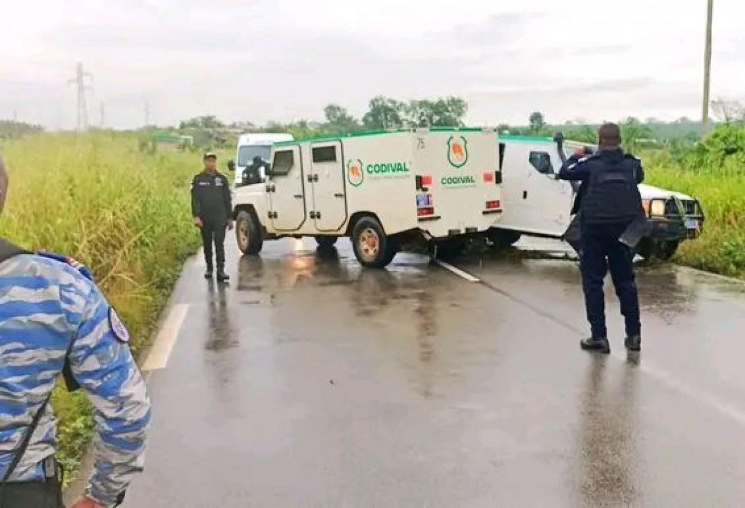 Côte d'Ivoire : Violente collision entre un véhicule de transport de fonds et un taxi, les forces de l'ordre sur le site pour parer à toute velléité de vol