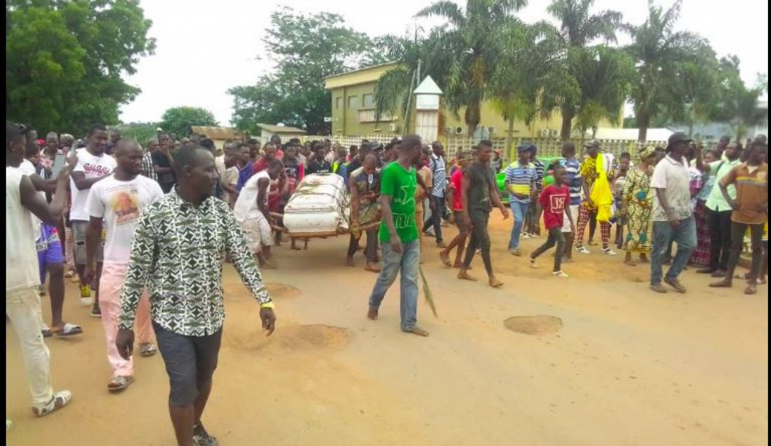 Côte d'Ivoire : Daloa, la dépouille d'un individu d'une soixantaine, mort dans des conditions non élucidées crée la panique dans la ville, la gendarmerie prise d'assaut