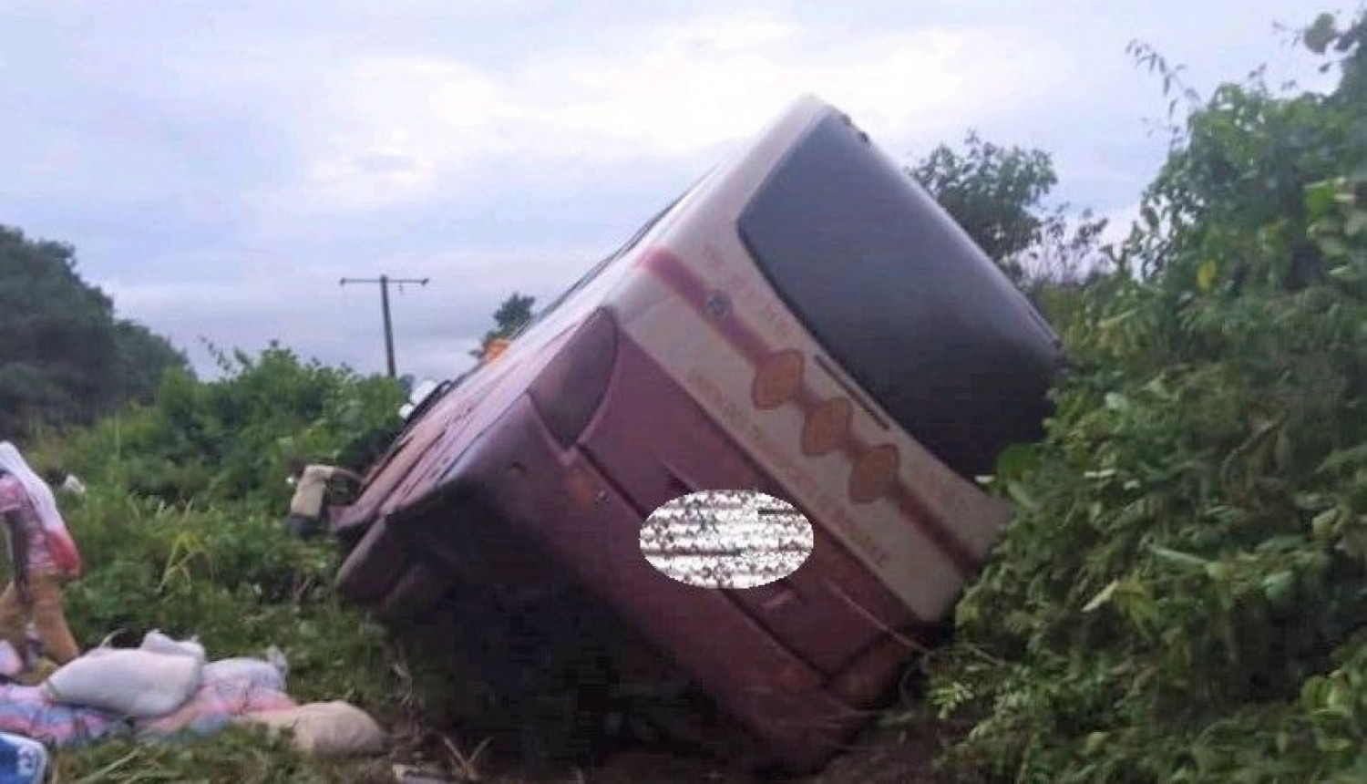 Côte d'Ivoire : Un car UTB entraîné dans le décor après une violente collision avec un véhicule personnel, plusieurs victimes