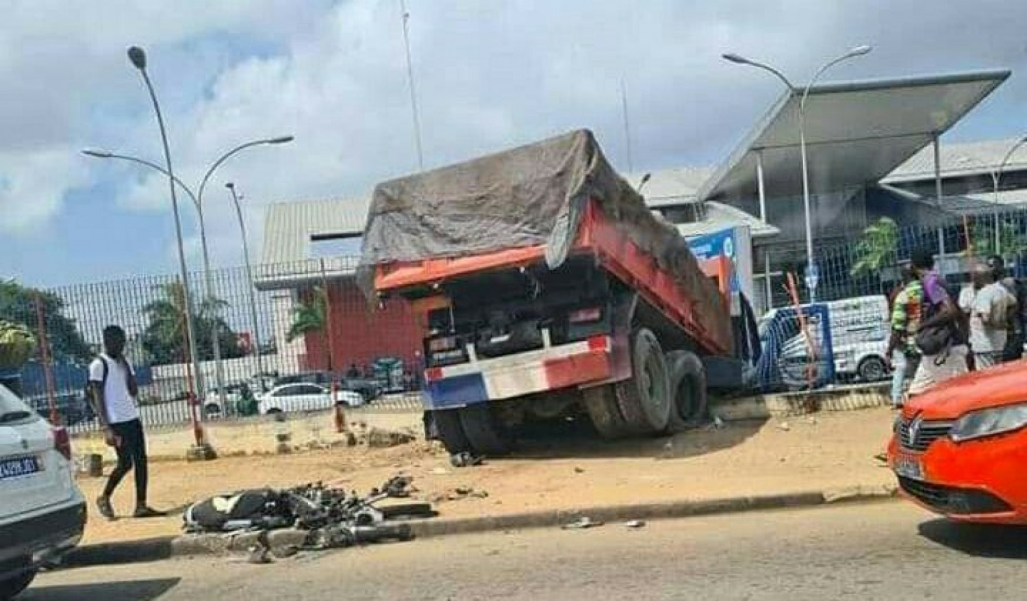 Côte d'Ivoire : Cocody, le chauffeur d'un gros camion, perd le contrôle de son véhicule et tue un livreur à moto