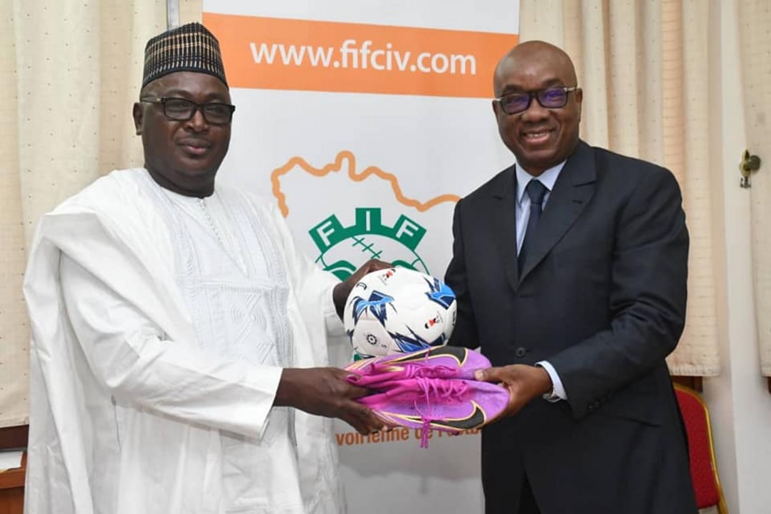 Côte d'Ivoire : Le Conseiller de la Fédération Malienne de Football offre un important lot de matériel sportif à la FIF destiné aux clubs