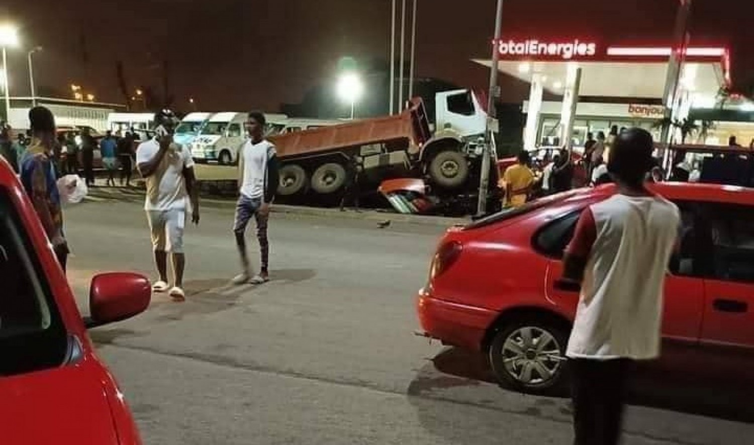 Côte d'Ivoire : Yopougon, le conducteur d'un gros camion, écrase un chauffeur de taxi et prend la fuite