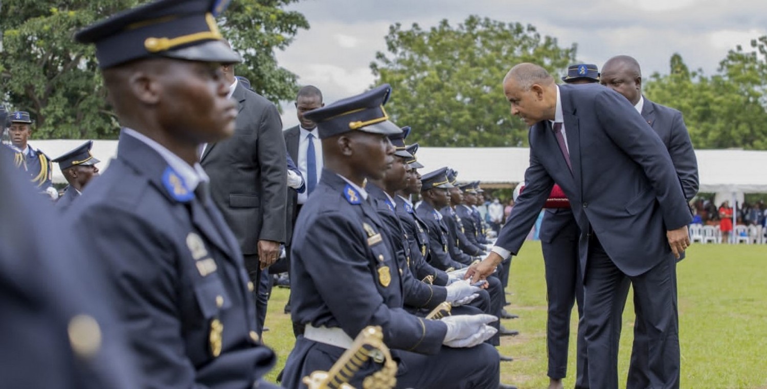 Côte d'Ivoire : Patrick Achi remet les épaulettes des 113 élèves-officiers de la promotion Hamed Bakayoko