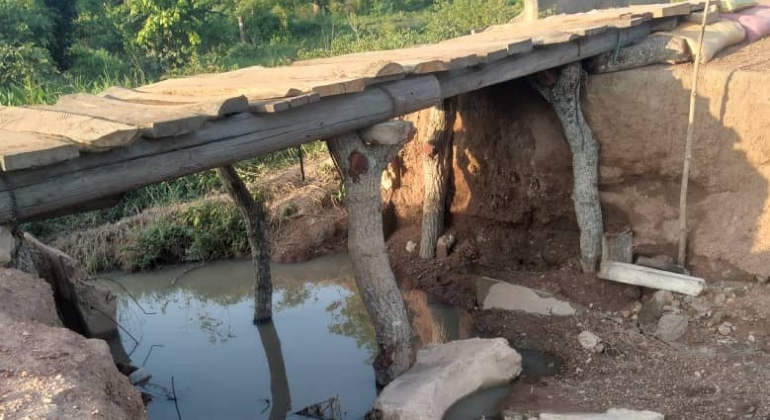 Côte d'Ivoire : Niédiékaha, le pont de fortune séparant deux bourgades, emporté par les eaux, les populations plaident pour l'évacuation des patients du centre de santé rural