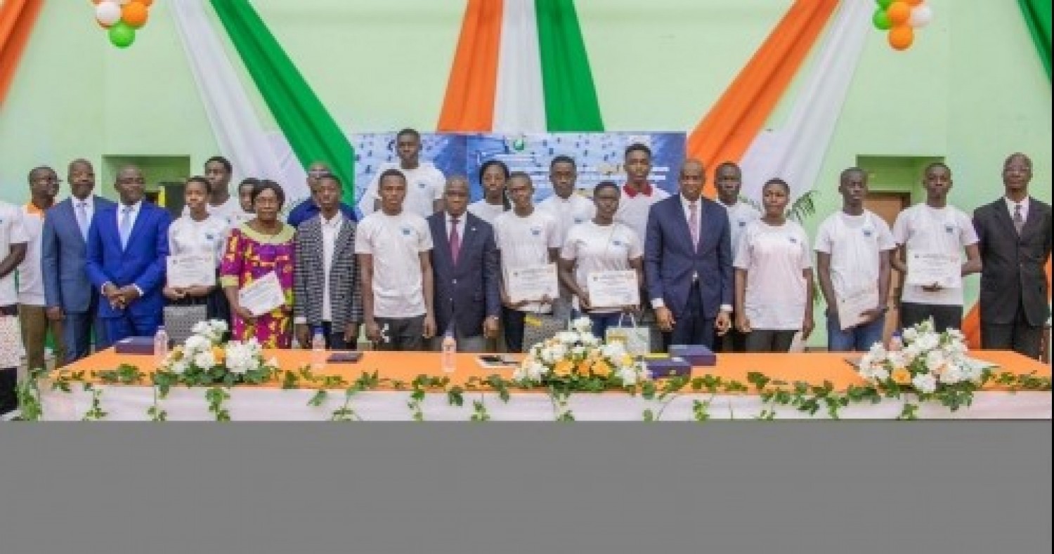 Côte d'Ivoire : Les 18 lauréats du concours national de physique récompensés, enveloppes, ordinateurs et tablettes distribués
