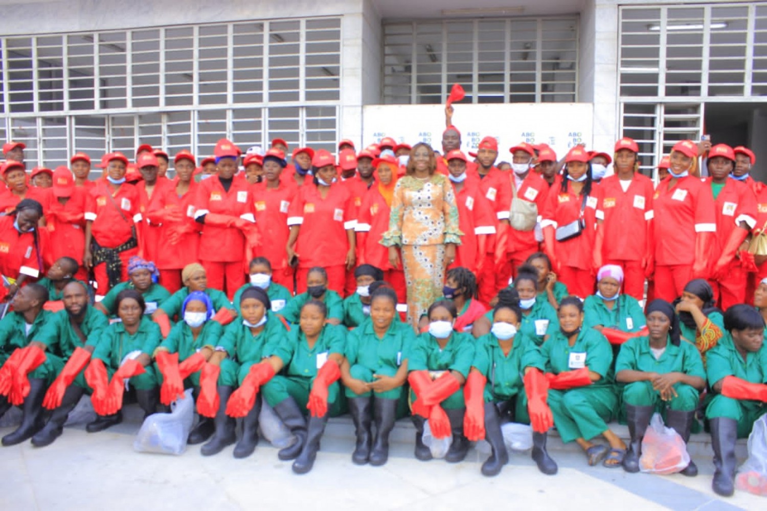 Côte d'Ivoire : Abobo, insertion socio économique, lancement de la 2ème phase des THIMO au profit de 400 jeunes avec pour missions le curage des caniveaux et le nettoyage des rues