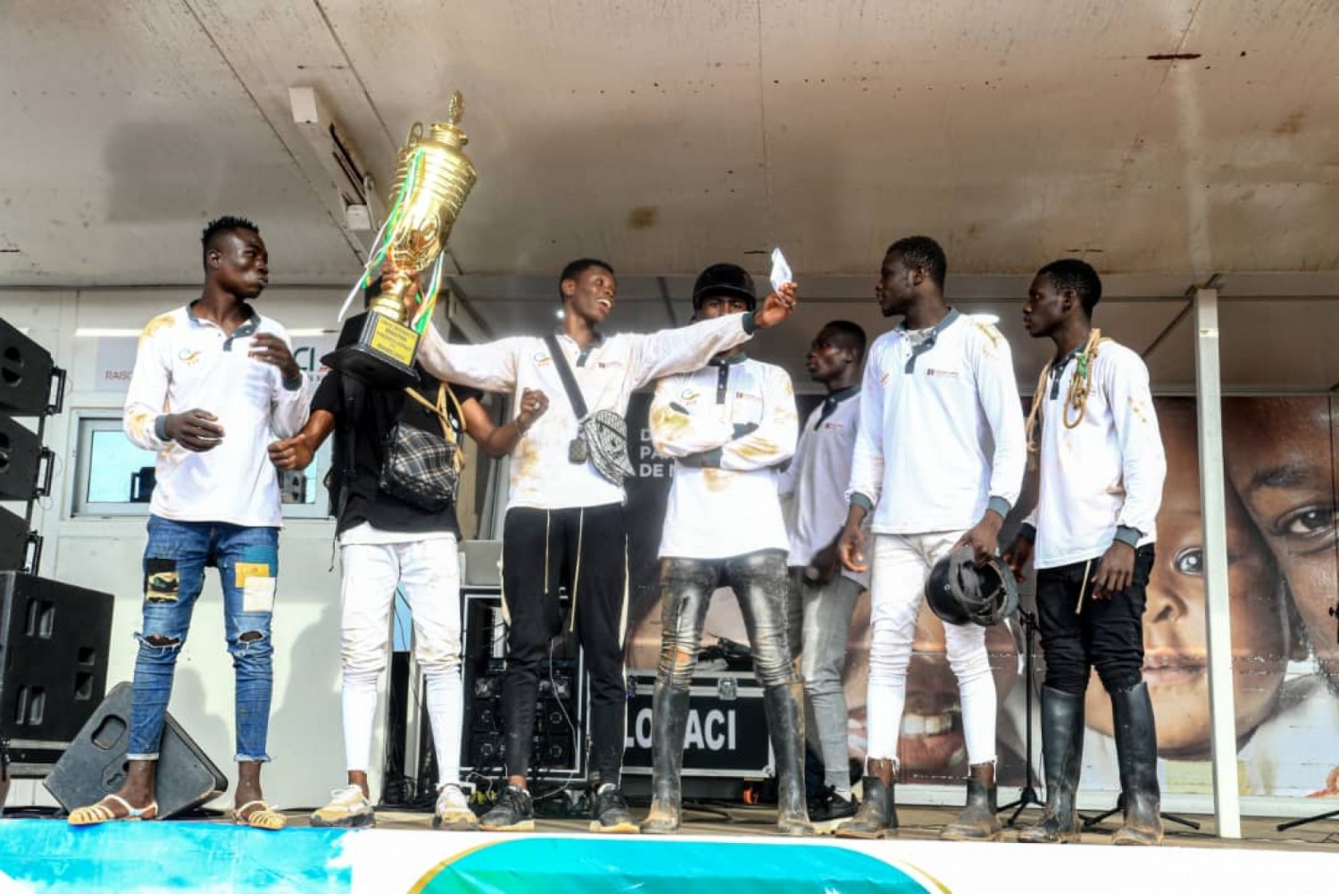 Côte d'Ivoire : Yamoussoukro, la Lonaci partenaire du Grand prix du Président de la République de la Fédération d'équitation, les vainqueurs reçoivent des trophées et des enveloppes