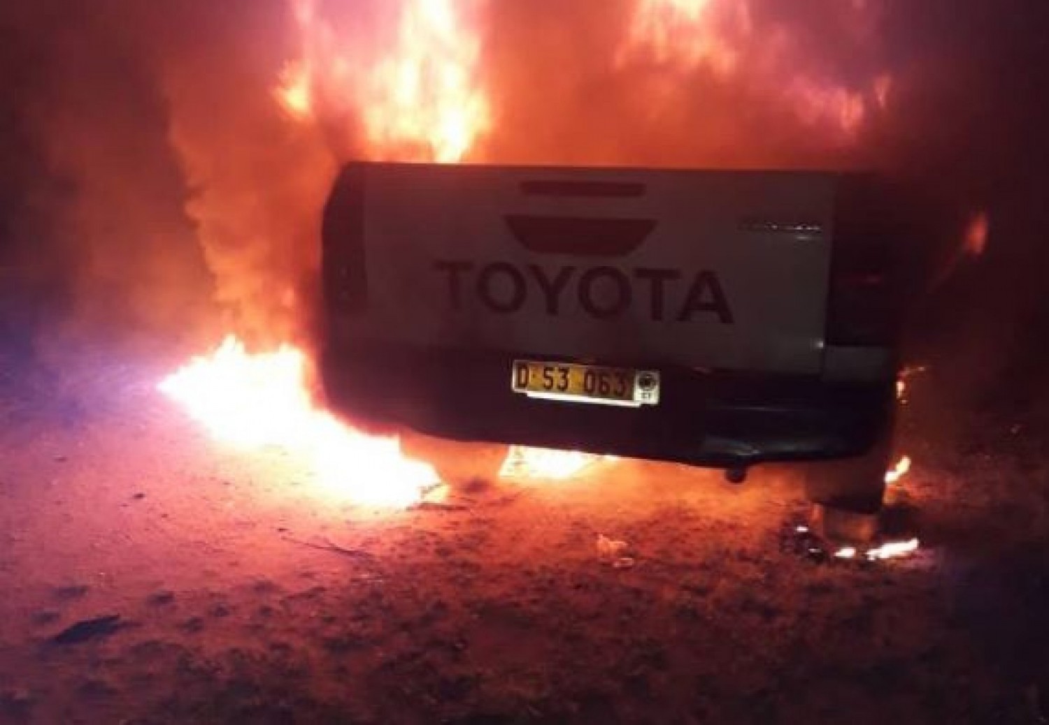 Côte d'Ivoire : Deux véhicules administratifs incendiés dans le Boukani, suspicions d'un acte criminel