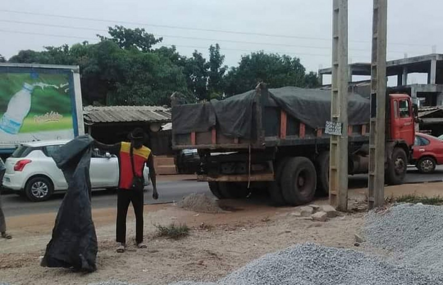 Côte d'Ivoire : Grand- Bassam, le chauffard d'un gros camion ôte la vie à un garçon, scène effroyable