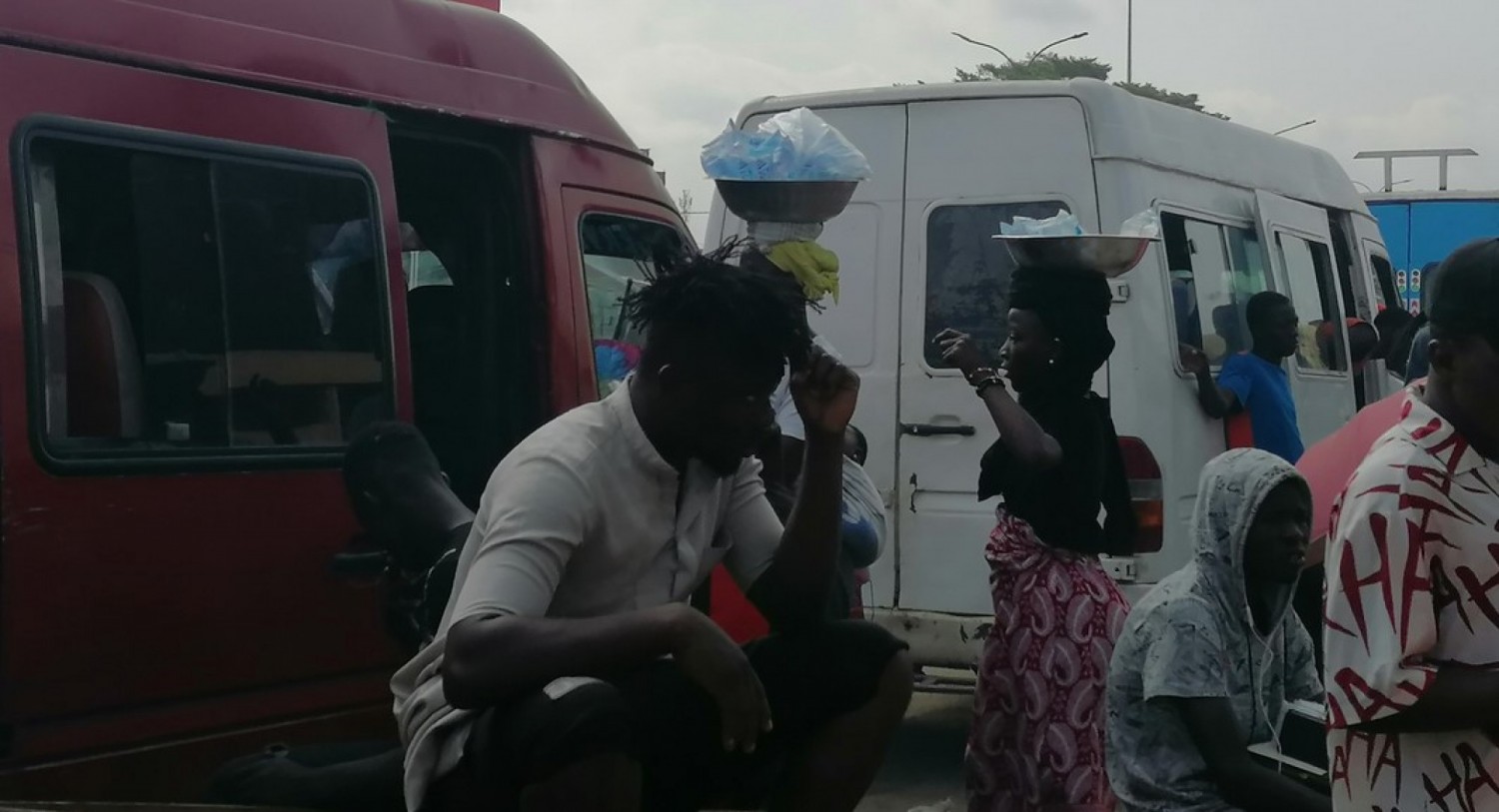 Côte d'Ivoire :   Transport, des jeunes filles apprentis « Gbaka » dans le district d'Abidjan, malheureusement exposées à la consommation d'alcool