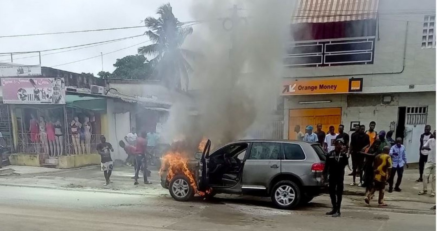 Côte d'Ivoire : Yopougon, en pleine circulation un véhicule prend feu, les riverains s'interrogent