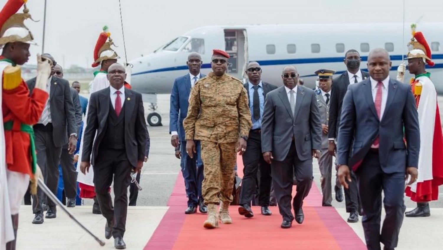 Côte d'Ivoire-Burkina Faso : Tiémoko Koné accueille Paul-Henri Sandaogo Damiba à Abidjan pour 24h de travail et d'amitié