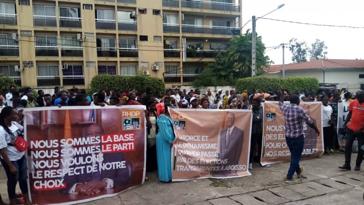 Côte d'Ivoire :    RHDP, des militants venus d'Aboisso manifestent à la rue Lepic pour dénoncer la non tenue des élections des Secrétaires Départementaux