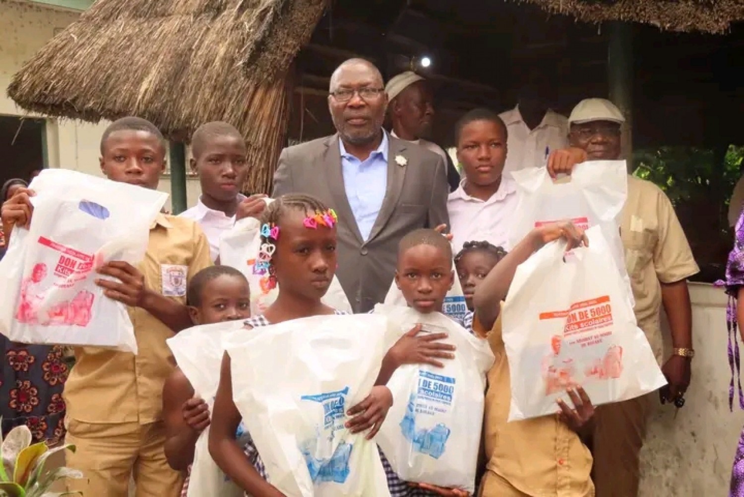 Côte d'Ivoire : Bouaké, un élu offre des kits scolaires à 5000 élèves du primaire et secondaire démunis