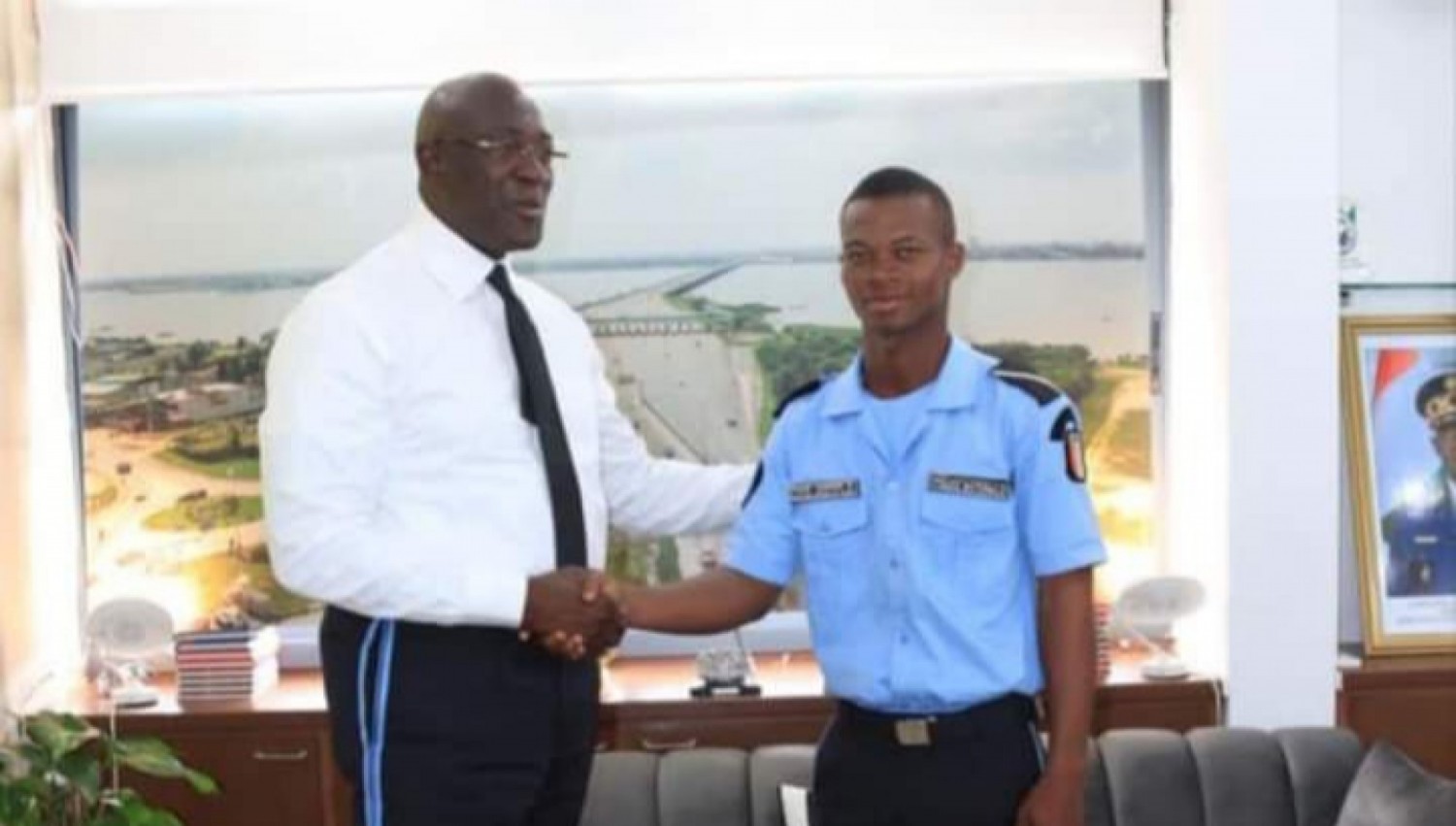 Côte d'Ivoire : Après avoir subi sereinement des actes impudiques de la danse Dezy Dokoui, l'élève sous-officier félicité pour un sang froid