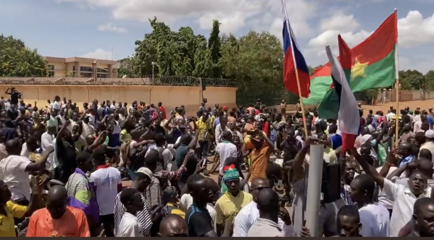 Burkina Faso : Après les secousses du matin, drapeaux russes de sortie et Damiba toujours aux commandes