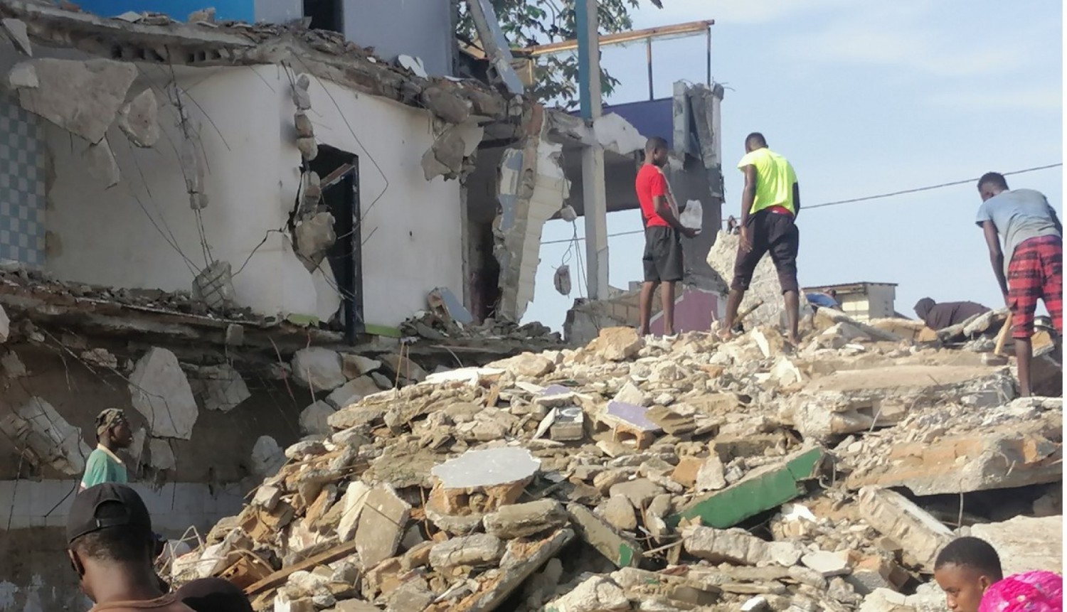 Côte d'Ivoire :   Adjamé, impactés par les travaux de la ligne 1 du Métro, le siège de la Centrale syndicale Dignité et plusieurs magasins situés non loin de la gare de train démolis