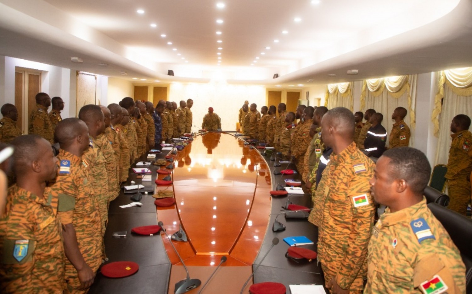 Burkina Faso : Le Président « encagoulé » échange avec le commandement militaire sur la conduite de la transition