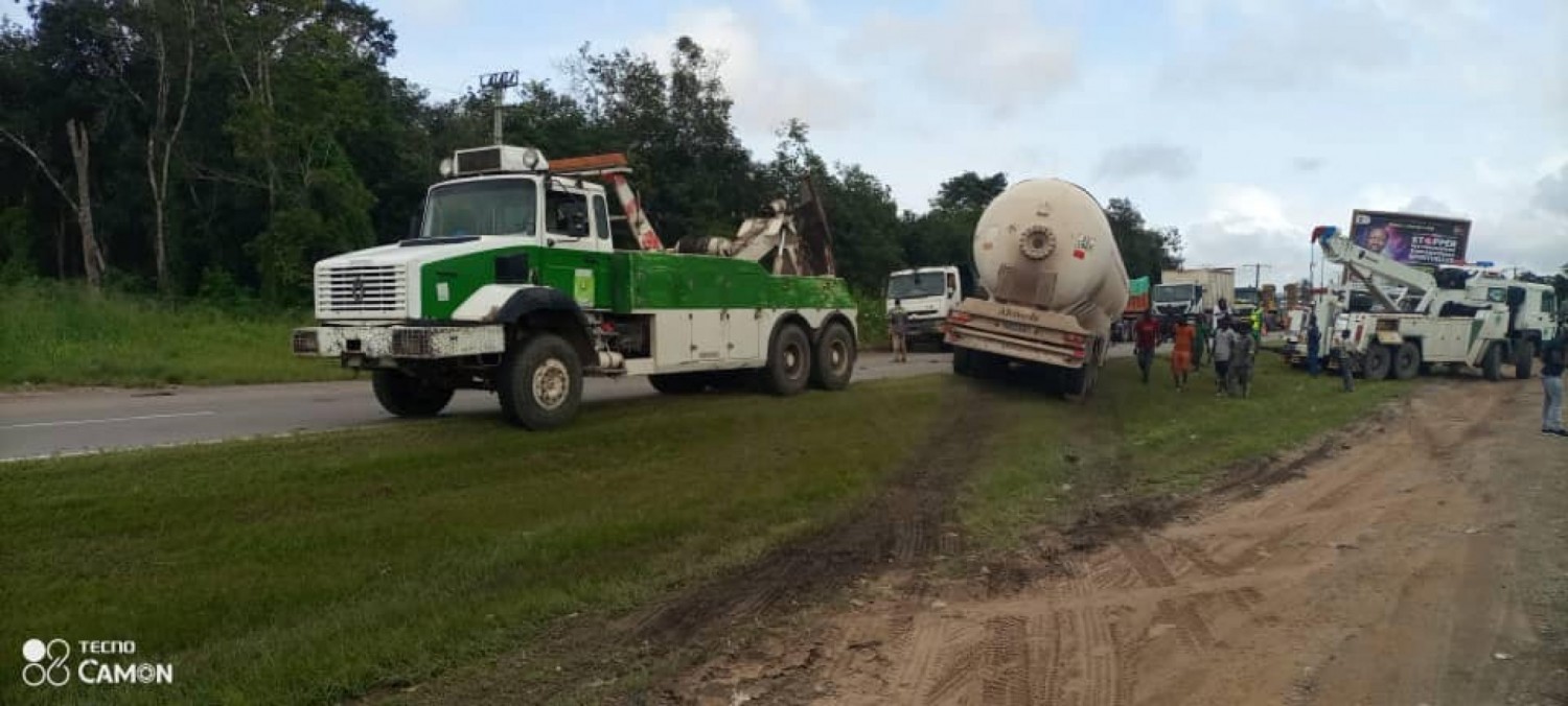 Côte d'Ivoire : Sortie de route d'un camion-citerne de gaz sur l'autoroute, les voies Nord-Sud fermées pour des raisons de sécurité