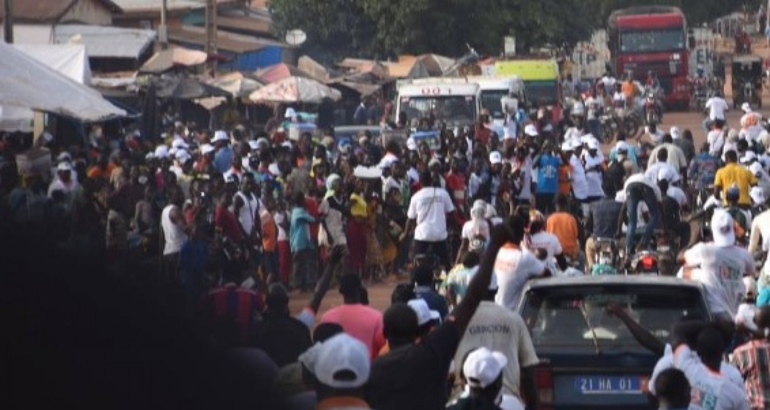 Côte d'Ivoire :    Tengrela, des jeunes manifestent à la Préfecture pour dénoncer l'arrêt des travaux de bitumage des rues de la ville et la coupure d'eau depuis 3 mois