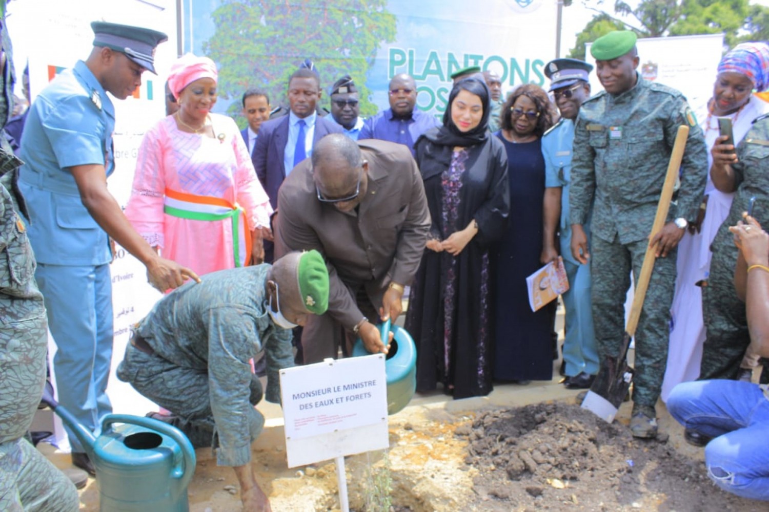Côte d'Ivoire :    Célébration de ses Cinquante ans de coopération avec l'Afrique, les Émirats Arabes Unis offrent 50 arbres Gahf à Abidjan