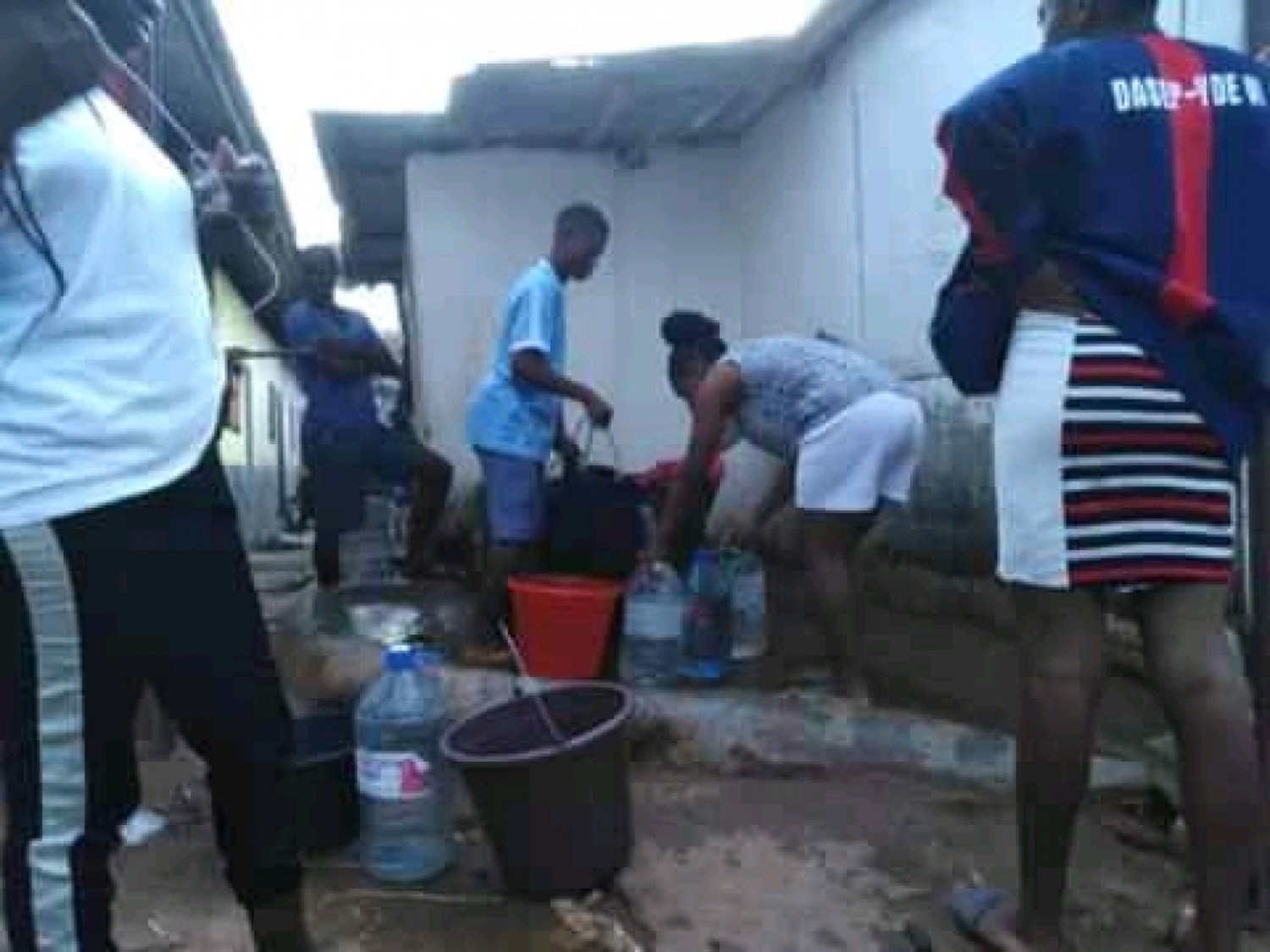 Cameroun : Graves pénuries d'eau potable, ravitaillement par camion-citerne à Yaoundé