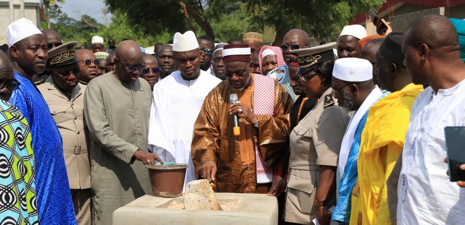 Côte d'Ivoire :   Dimbokro, pose de la 1ʳᵉ pierre du siège du COSIM et d'une école confessionnelle islamique, Cheikh Ousmane Diakité prône la cohésion sociale dans le N'Zi