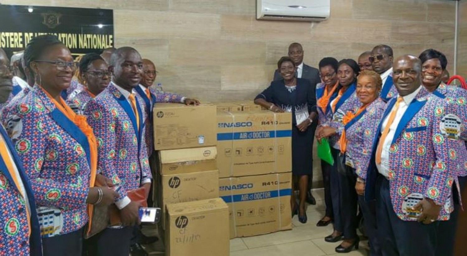 Côte d'Ivoire : Recevant du matériel de la part de Mariatou Koné, le SYNEPPCI s'engage à œuvrer pour une école apaisée