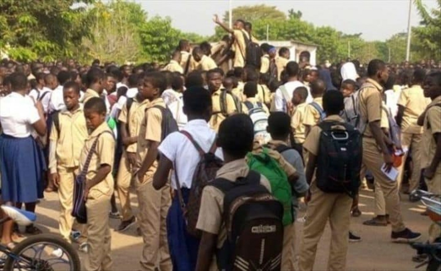Côte d'Ivoire : Congés anticipés, à Arrah, des fauteurs de troubles se manifestent, chasse à l'homme entre élèves et policiers, des commerces baissent les rideaux