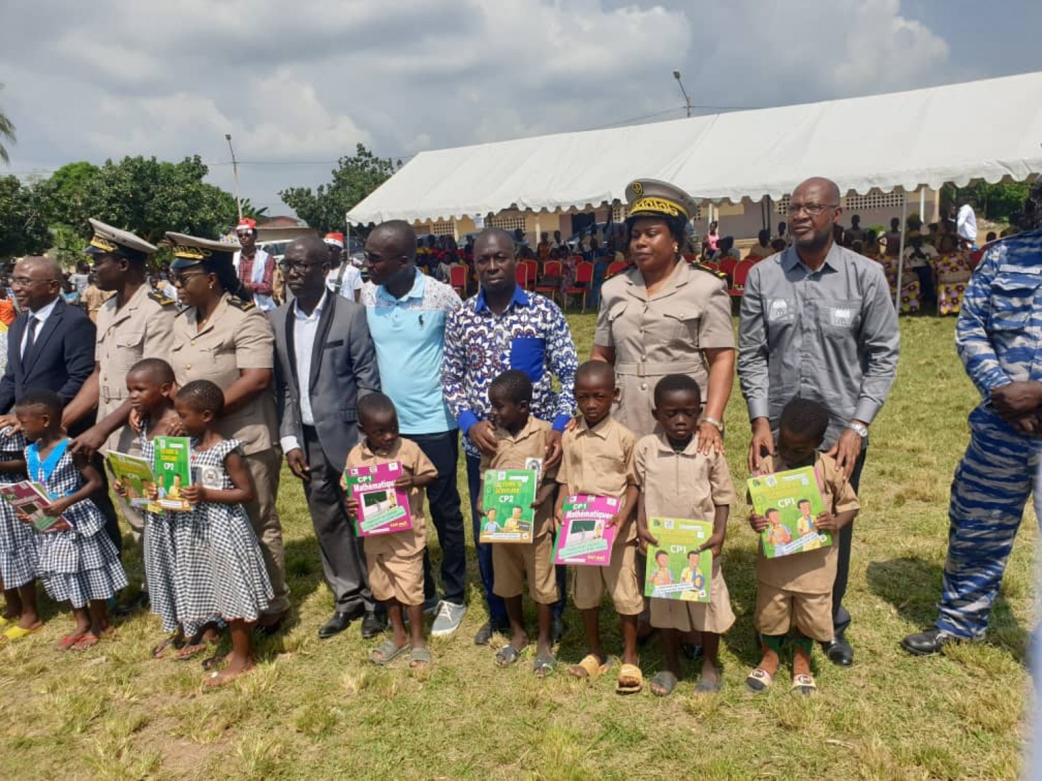 Côte d'Ivoire :  Éducation, la Banque mondiale à travers le PAGDS, fait don de 118. 342 manuels scolaires aux enfants de Krinjabo dans le département d'Aboisso