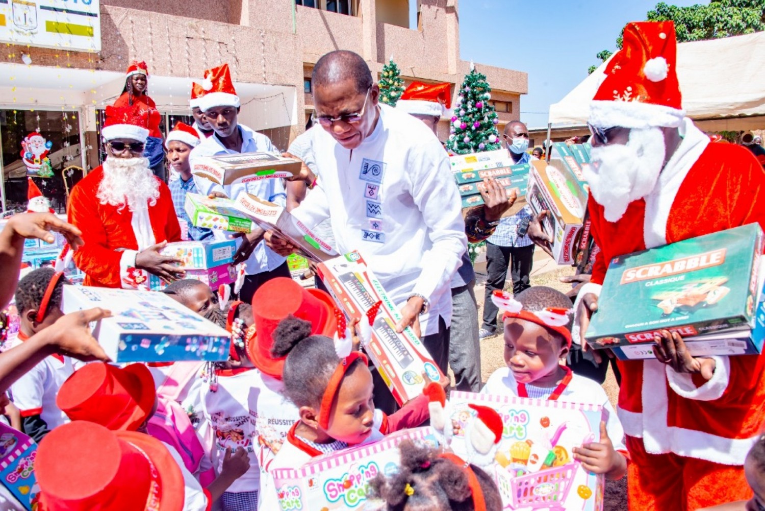 Côte d'Ivoire : Noël, dans la région de la Bagoué, Bruno Koné comble de cadeaux plus de 5000 enfants