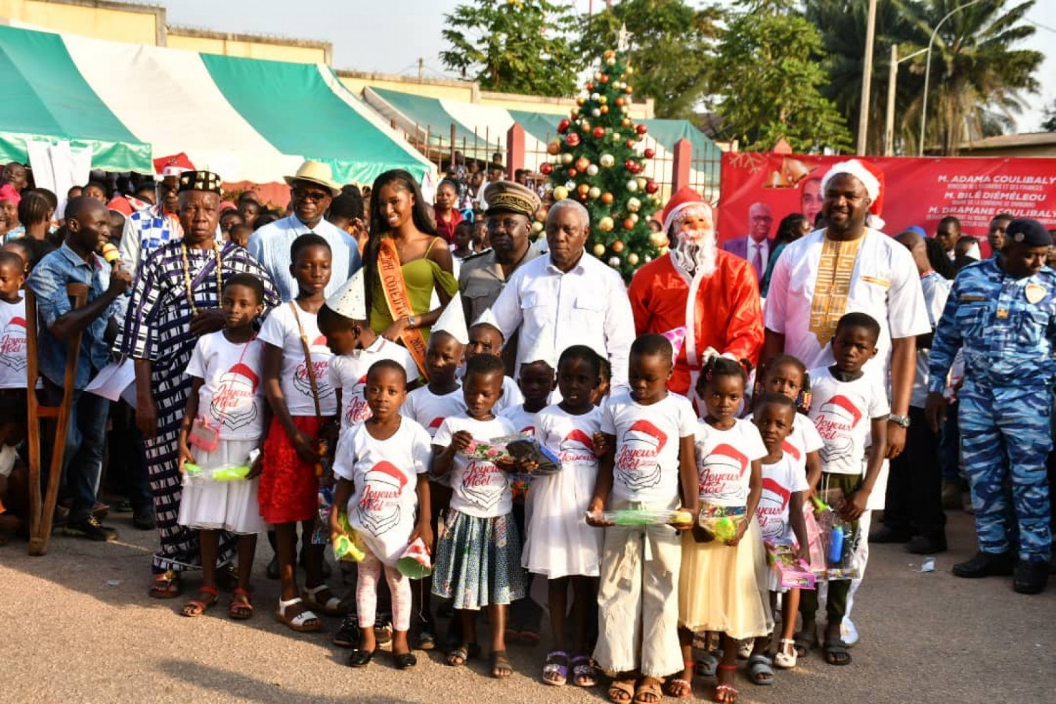 Côte d'Ivoire :    Noël à Dimbokro, Dramane Coulibaly DG de la LONACI donne le sourire à de nombreux enfants de la région du N'Zi